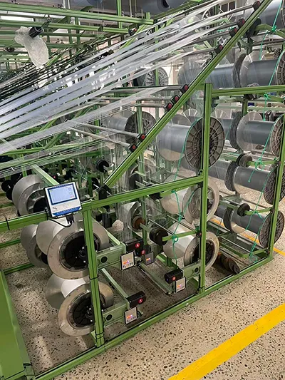 Contrôle actif integré de la tension de la chaîne du cantre d’ourdissage